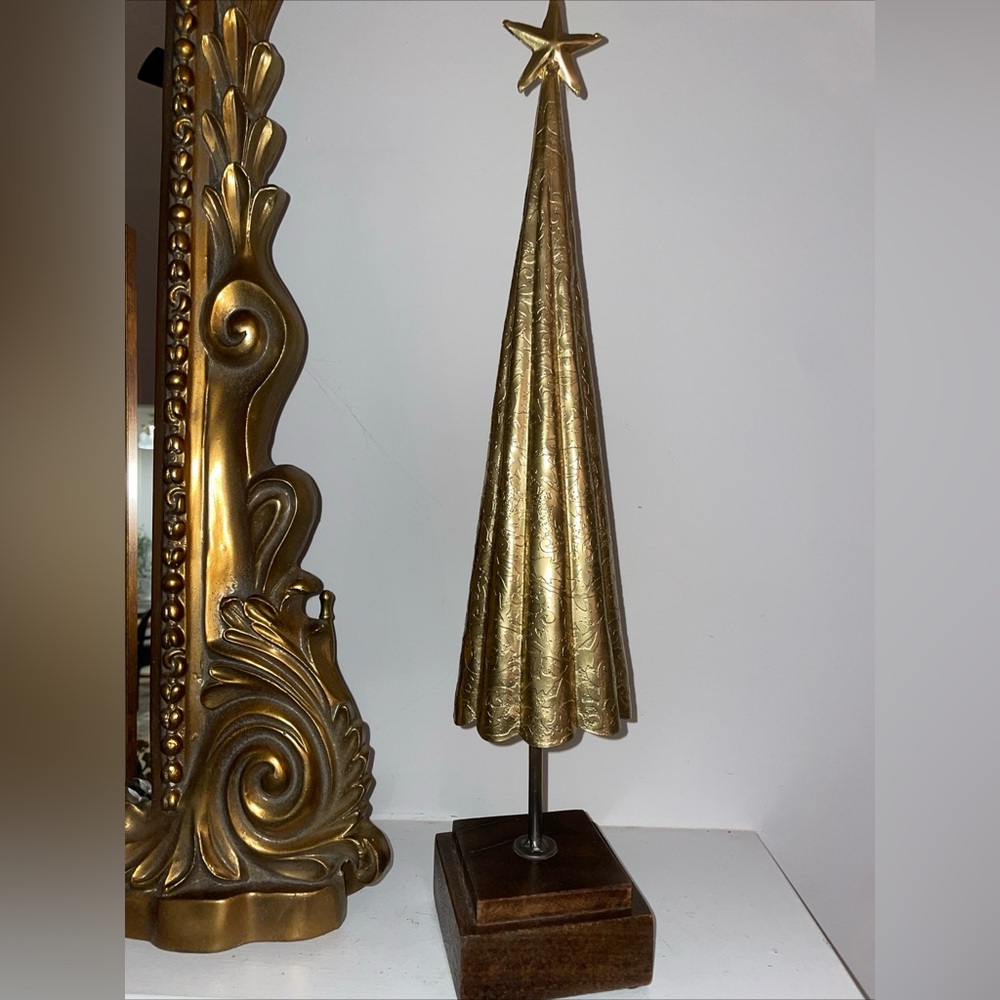 Ribbed Scallop metal wood stand Christmas tree